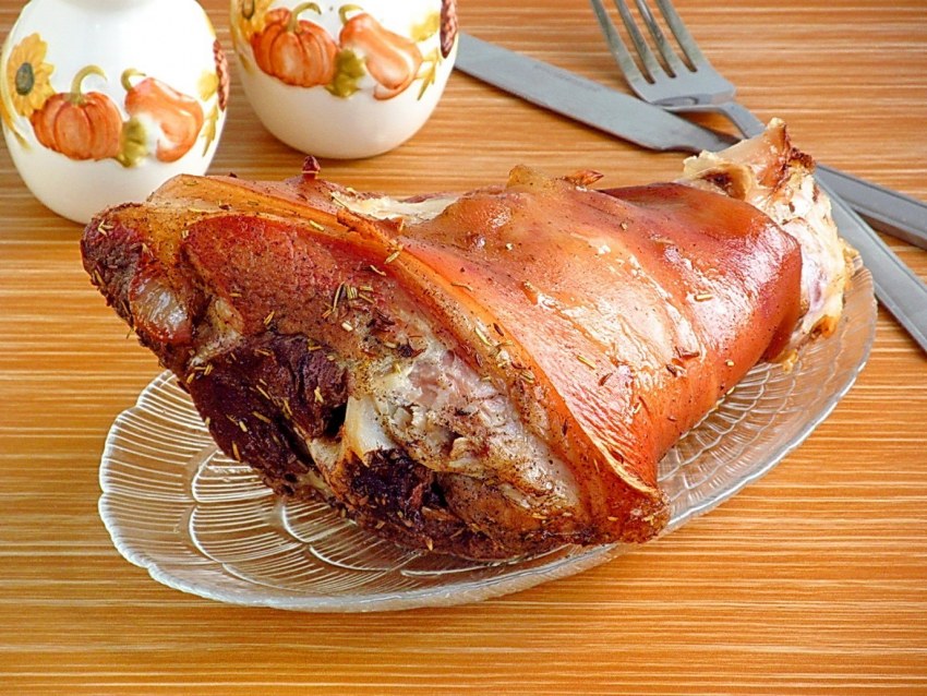 Пивная свиная рулька с медом в духовке