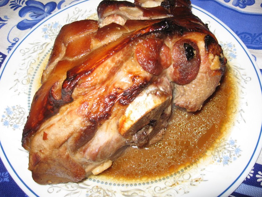 Свиная рулька с овощами