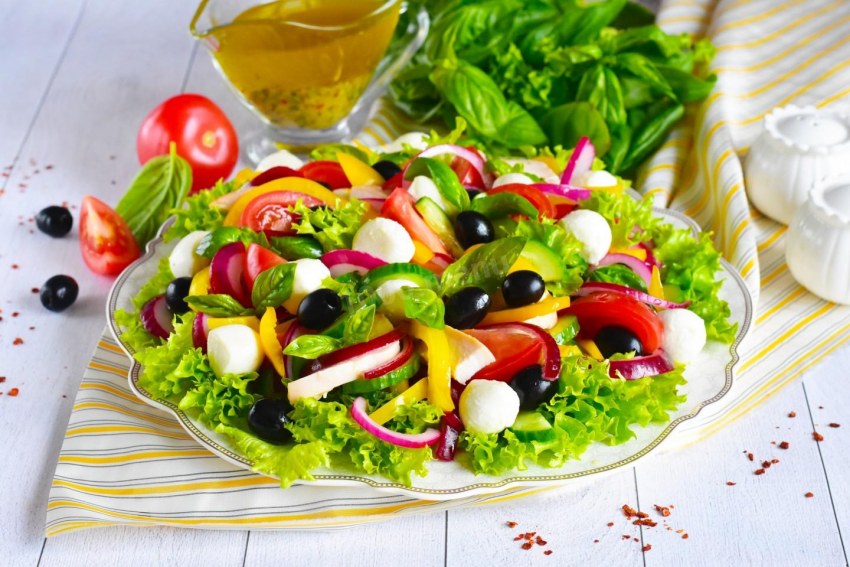 Салат с помидорами и кукурузой