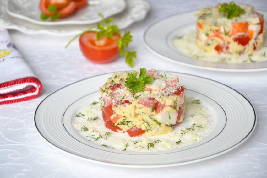 Салат с рукколой помидорами и сыром