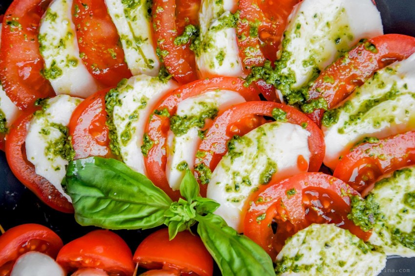 Салат из рукколы с помидорами и моцареллой