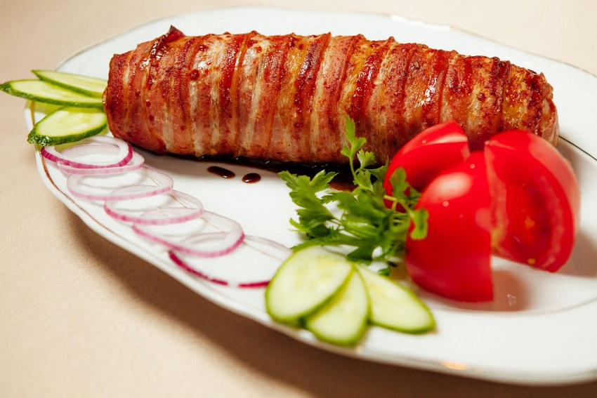 Мясной рулет с беконом