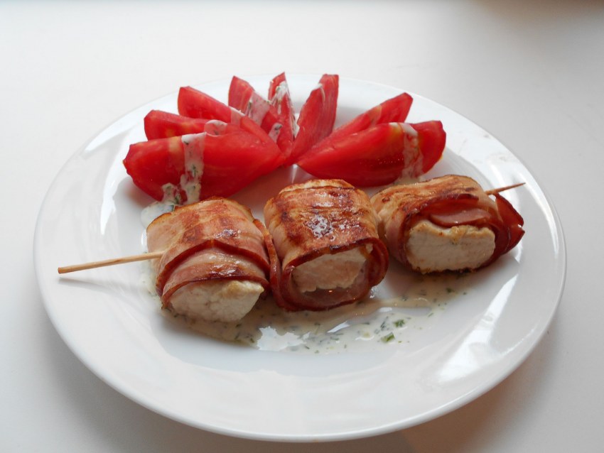 Мясной рулет с яйцом в беконе в духовке
