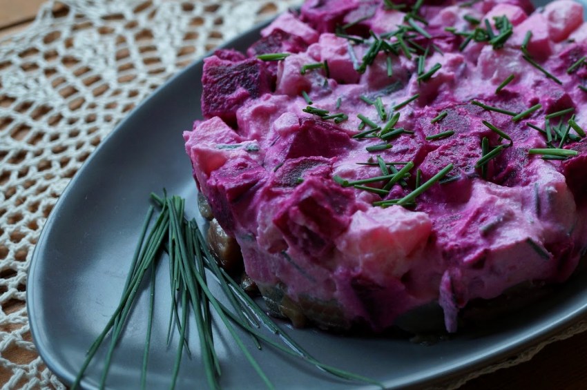 Салат нежный с селедкой