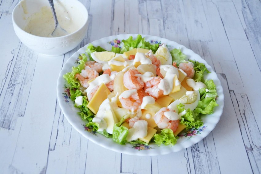 Цезарь с креветками и крутонами