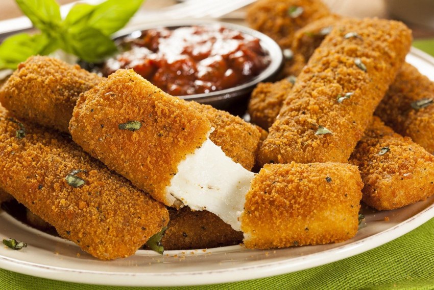 Сырные палочки с соусом