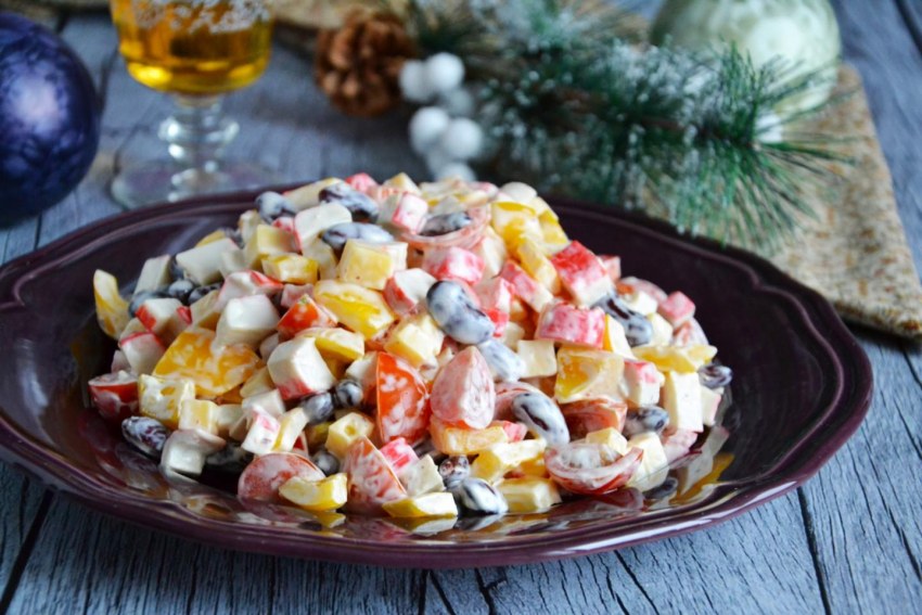 Салат с фасолью и помидорами и сыром
