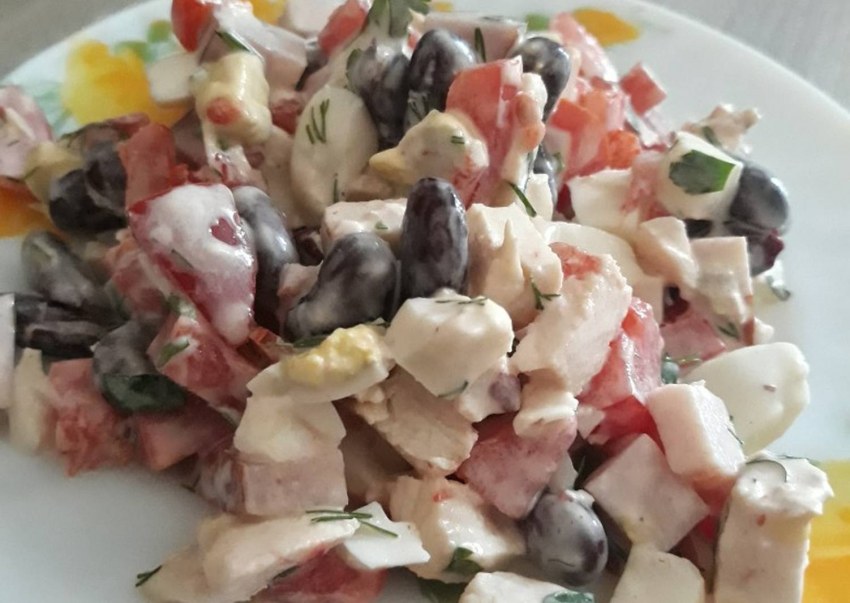 Салат с куриной грудкой и фасолью и помидорами