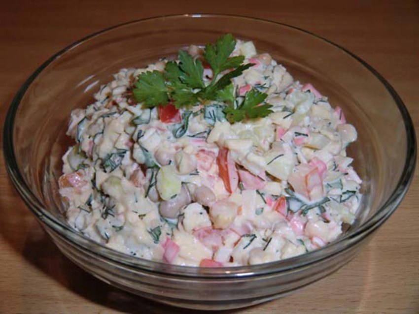 Салат с крабовыми палочками, фасолью и перцем
