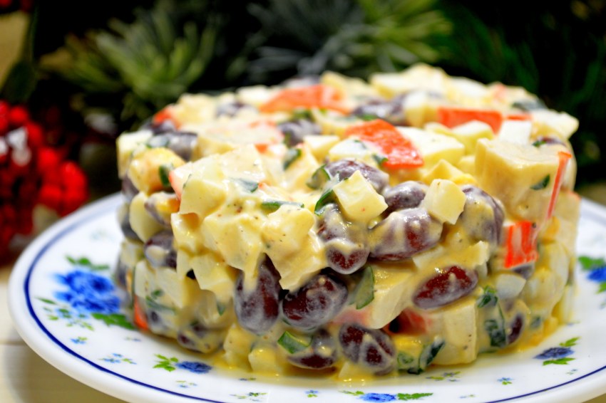 Салат с фасолью и крабовыми палочками