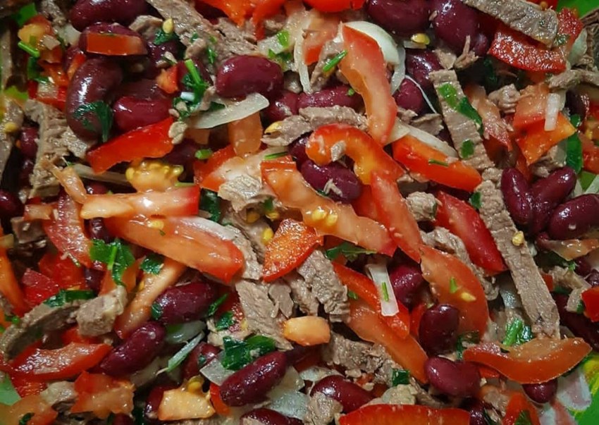 Салат с говядиной и болгарским перцем и фасолью помидором