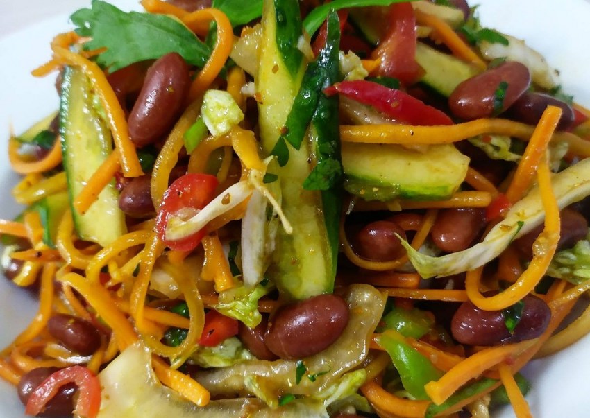 Салат с фасолью и курицей
