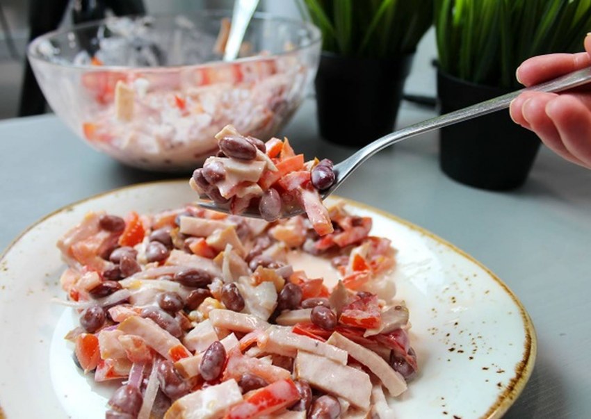 Салат с красной фасолью и ветчиной