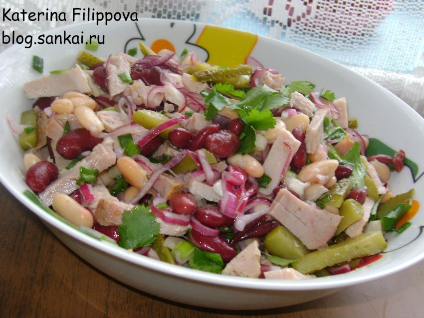 Салат с фасолью и копченой колбасой и помидорами