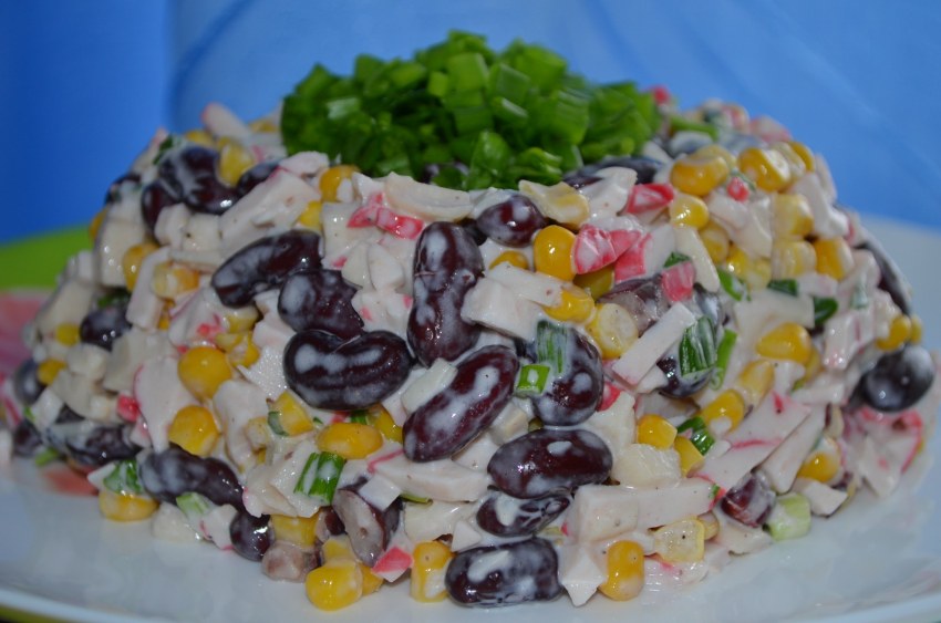 Салат с фасолью и кукурузой и курицей