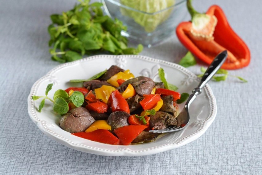 Тушеные овощи с печенью куриной