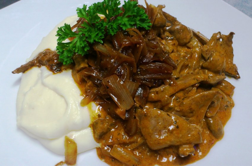 Говяжья печень тушеная с овощами