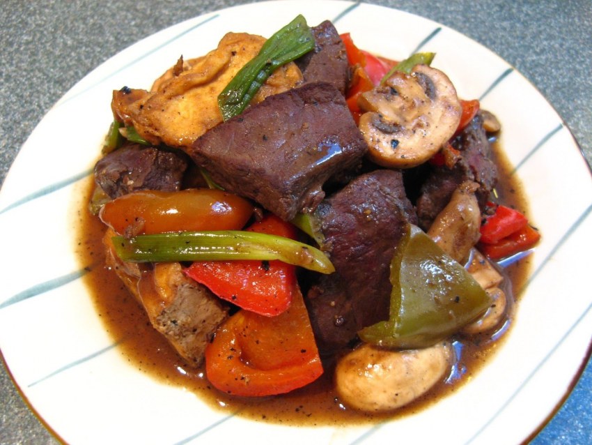 Печень в казане с овощами