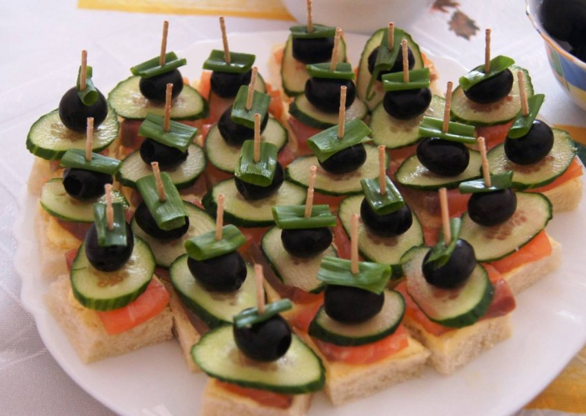 Канапешки с оливками и красной рыбой
