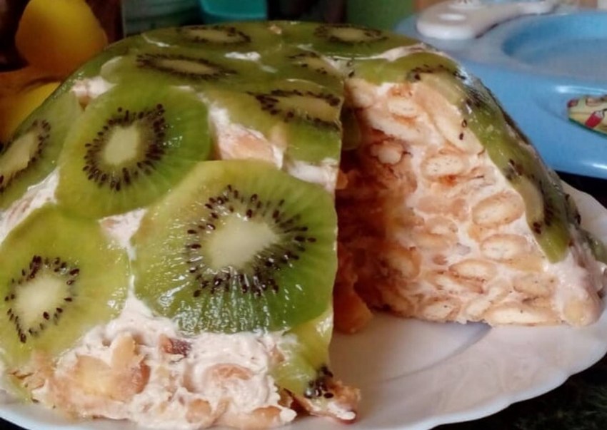 Торт с рыбками и сметаной и бананом и киви