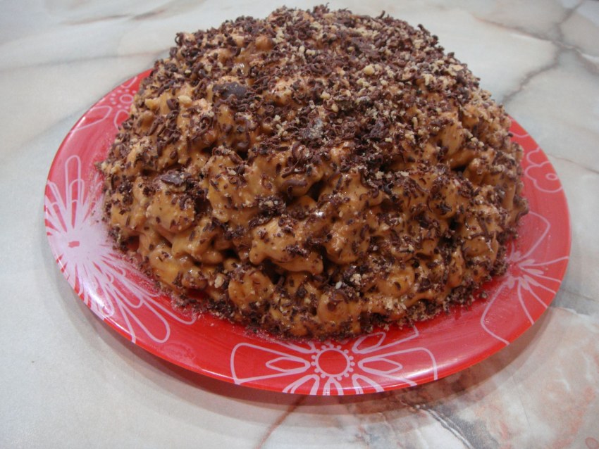 Торт с варёной сгущёнкой и кокосовой стружкой