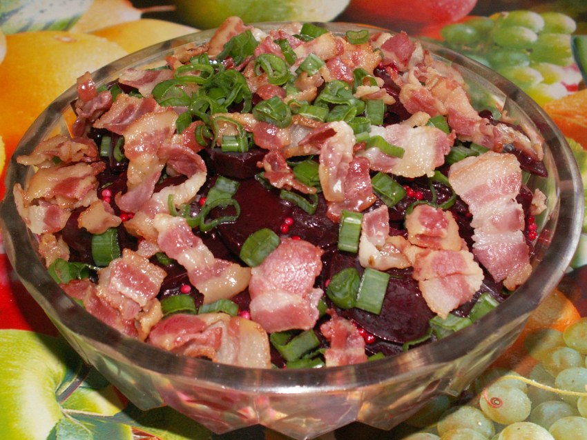 Салат с беконом пармезаном и черри