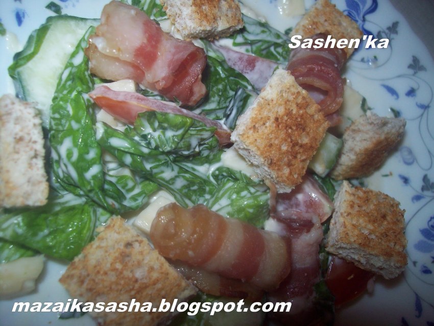 Салат с беконом и гренками