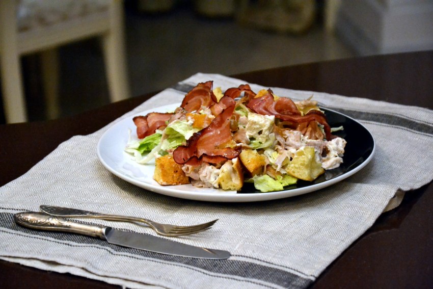 Салат с беконом и гренками