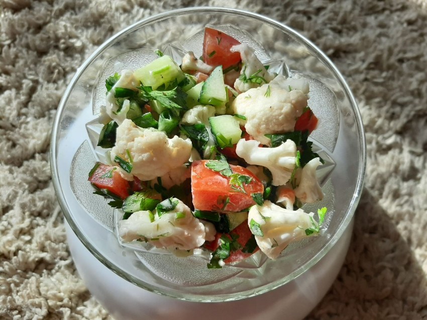 Салат с цветной капустой и помидорами