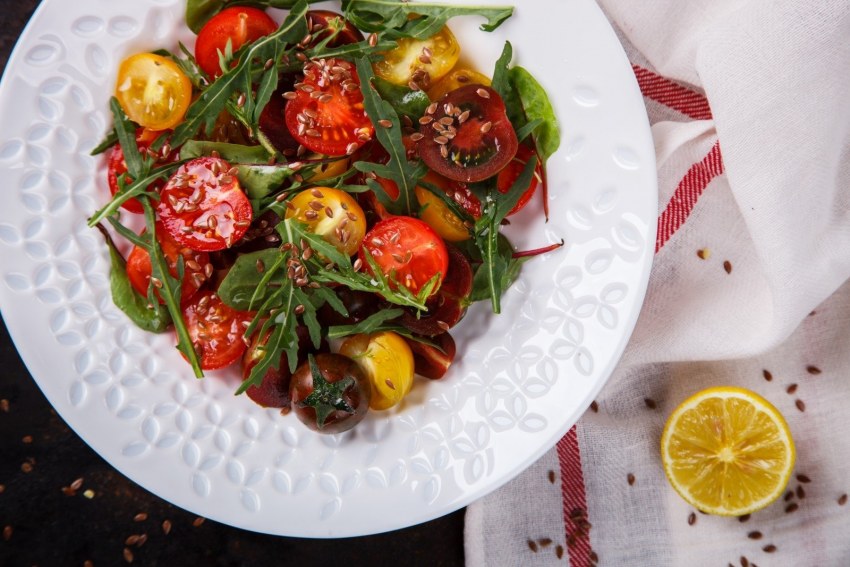 Салат с рукколой и апельсином и черри