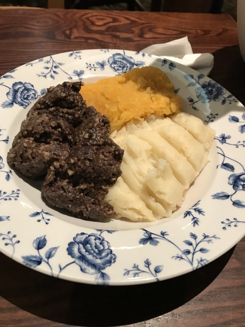 Хаггис блюдо шотландское. Хаггис Шотландия. Хаггис блюдо. Национальное Шотландское блюдо Хаггис. Хаггис еда Шотландии.