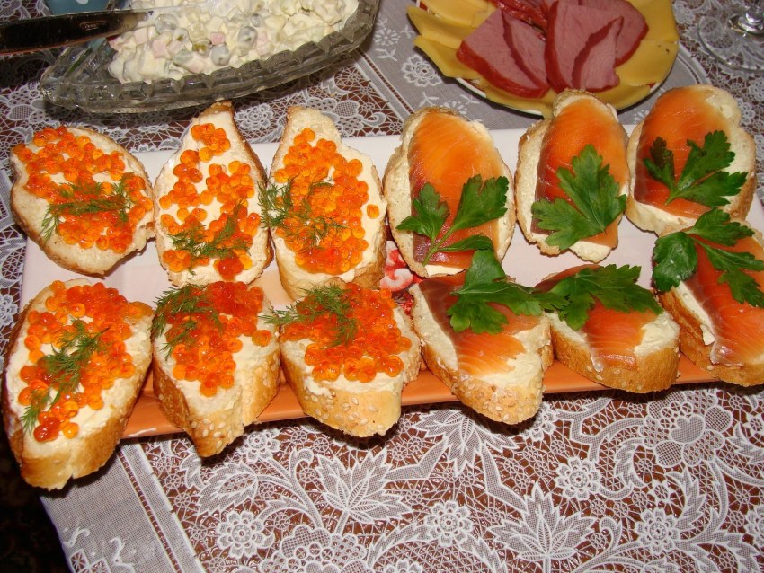 Бутерброды с семгой и икрой