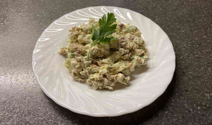 Салат из печени трески с соленым огурцом и яйцом