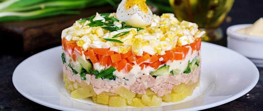 Салат с тушенкой