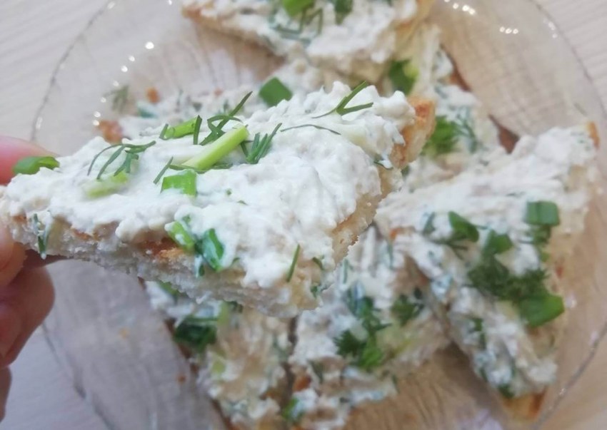 Салат из печени трески подача