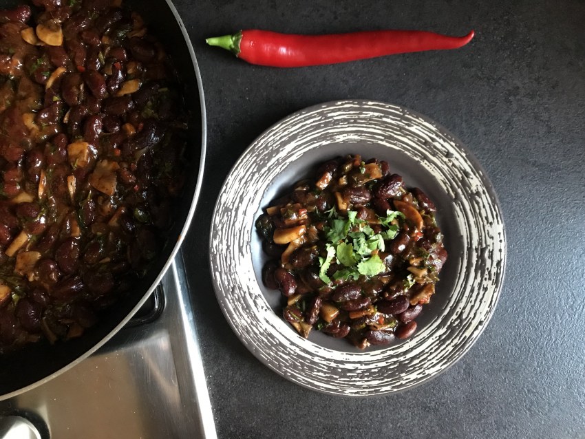 Фасоль с грецкими орехами и чесноком