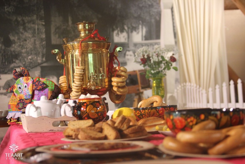Чаепитие с самоваром и баранками