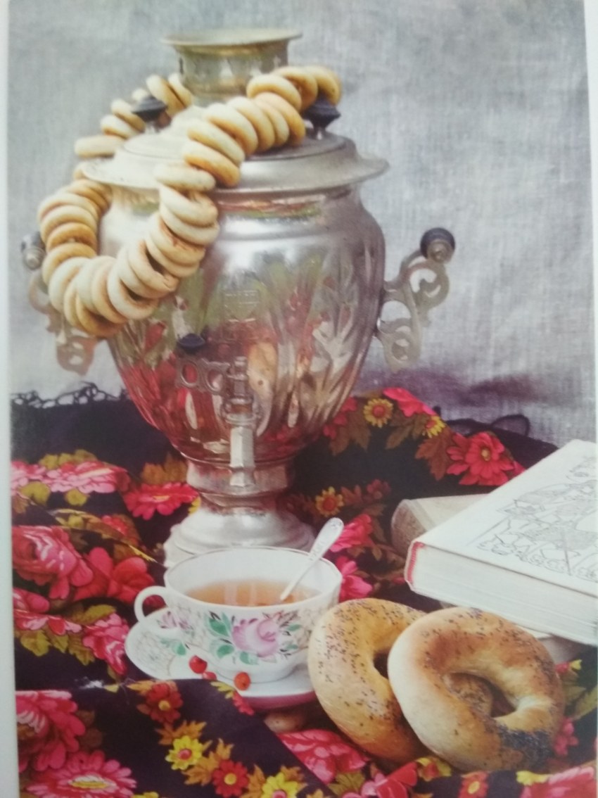 Накрытый стол с самоваром