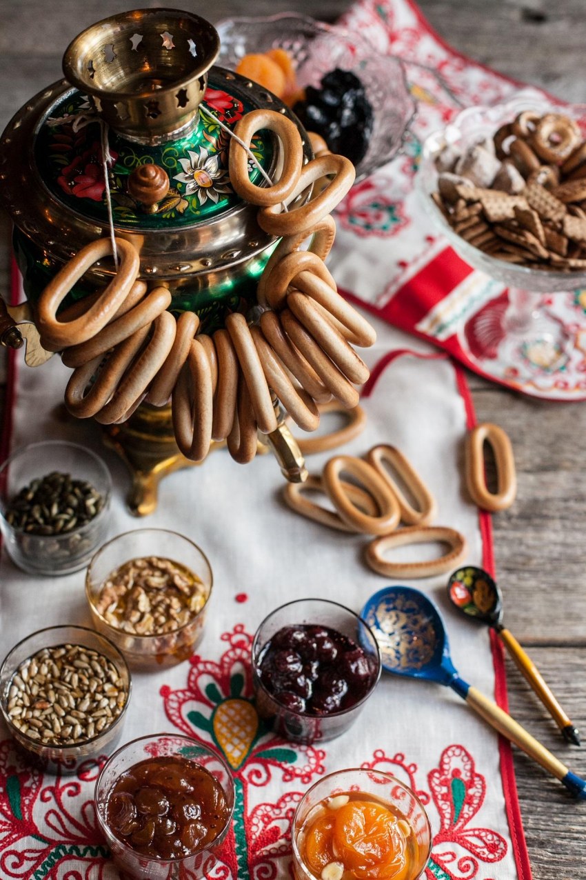 Самовар с баранками на Масленицу