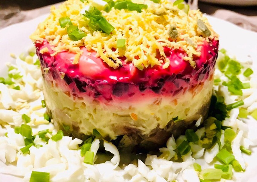 Новогодний салат Лисья шубка с красной икрой и сыром