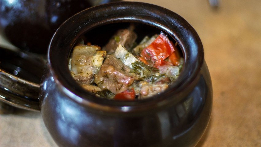 Горшочки в духовке с мясом и картошкой и грибами