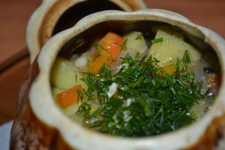 Мясо в горшочках с картошкой