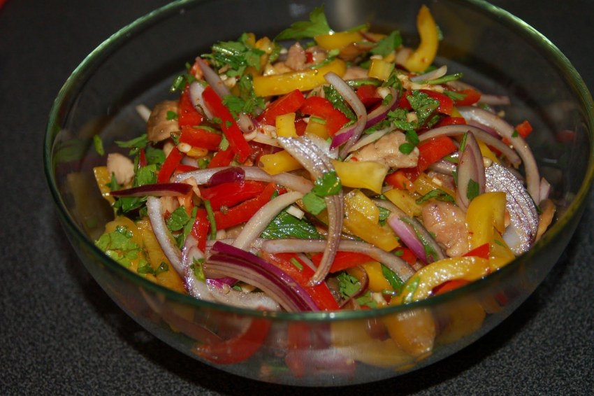 Салат с болгарским перцем и курицей