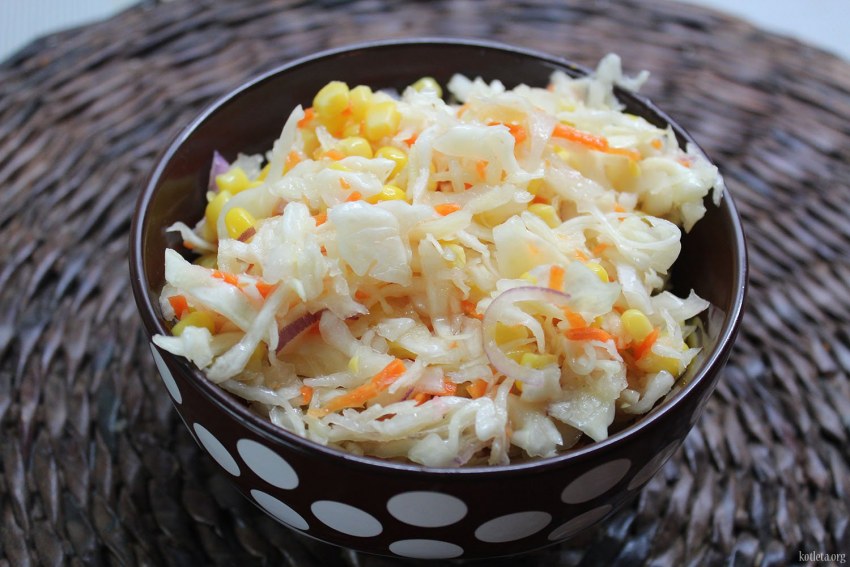 Салат из пекинской капусты с тунцом и кукурузой