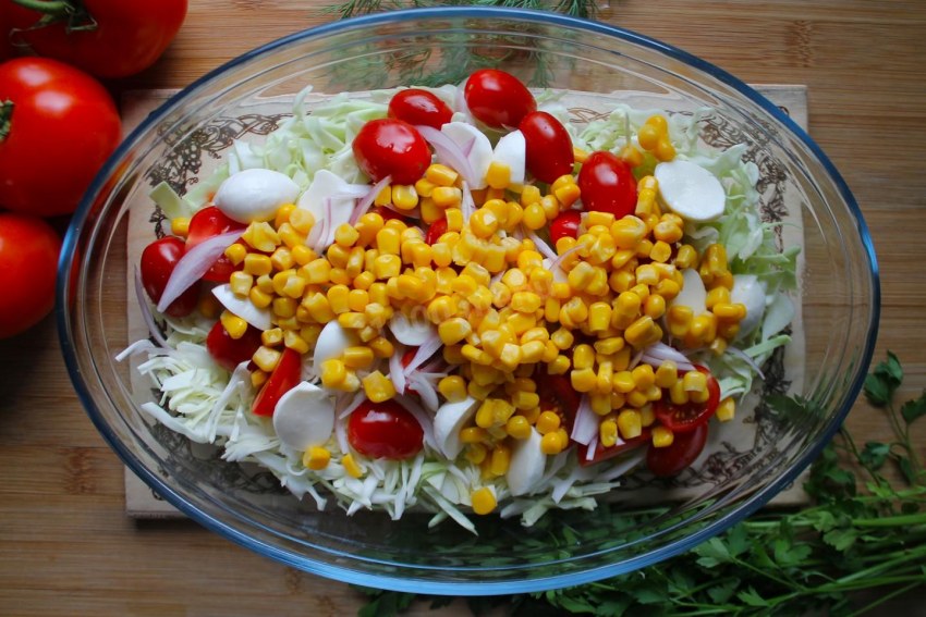 Салат с кукурузой сверху