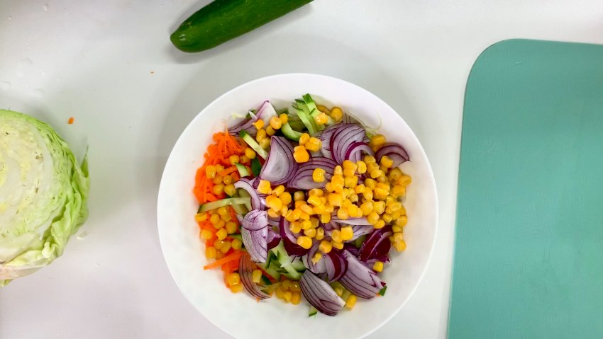 Салат с кукурузой на белом фоне