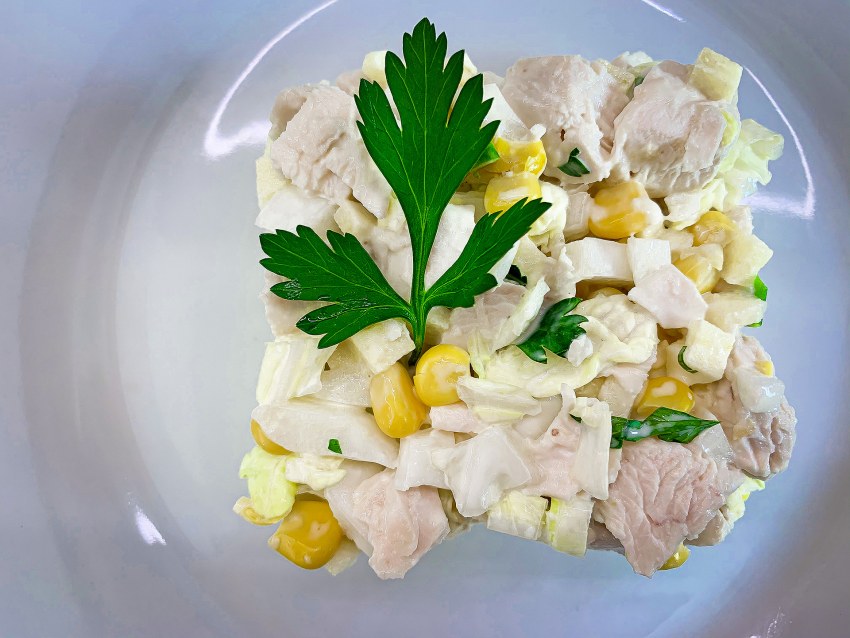 Салат с авокадо , помидором и кукурузой