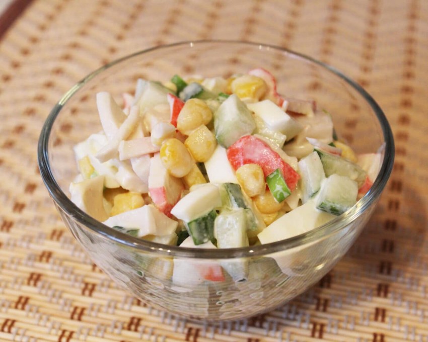 Новогодний салат с курицей с кукурузой