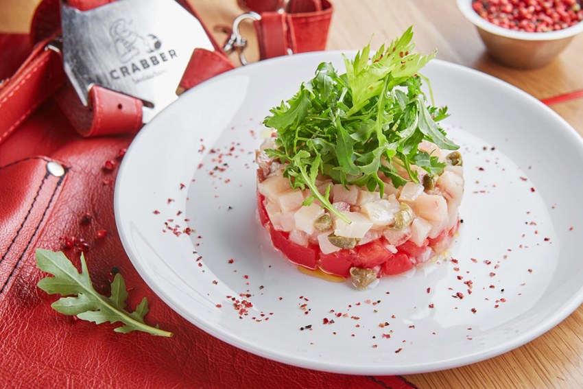 Теплый салат с ореховым соусом