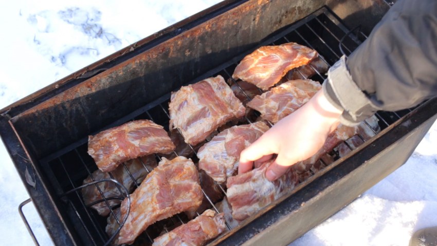 Мясо в коптильне горячего копчения